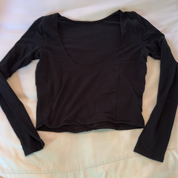 Hollister black long sleeves tee. Cropped with scoop back. Size large - Picture 2 of 3